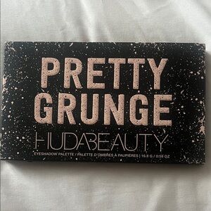 HUDA BEAUTY Pretty Grunge Eyeshadow Palette